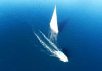 bateau à voile bateau à moteur mer bleue